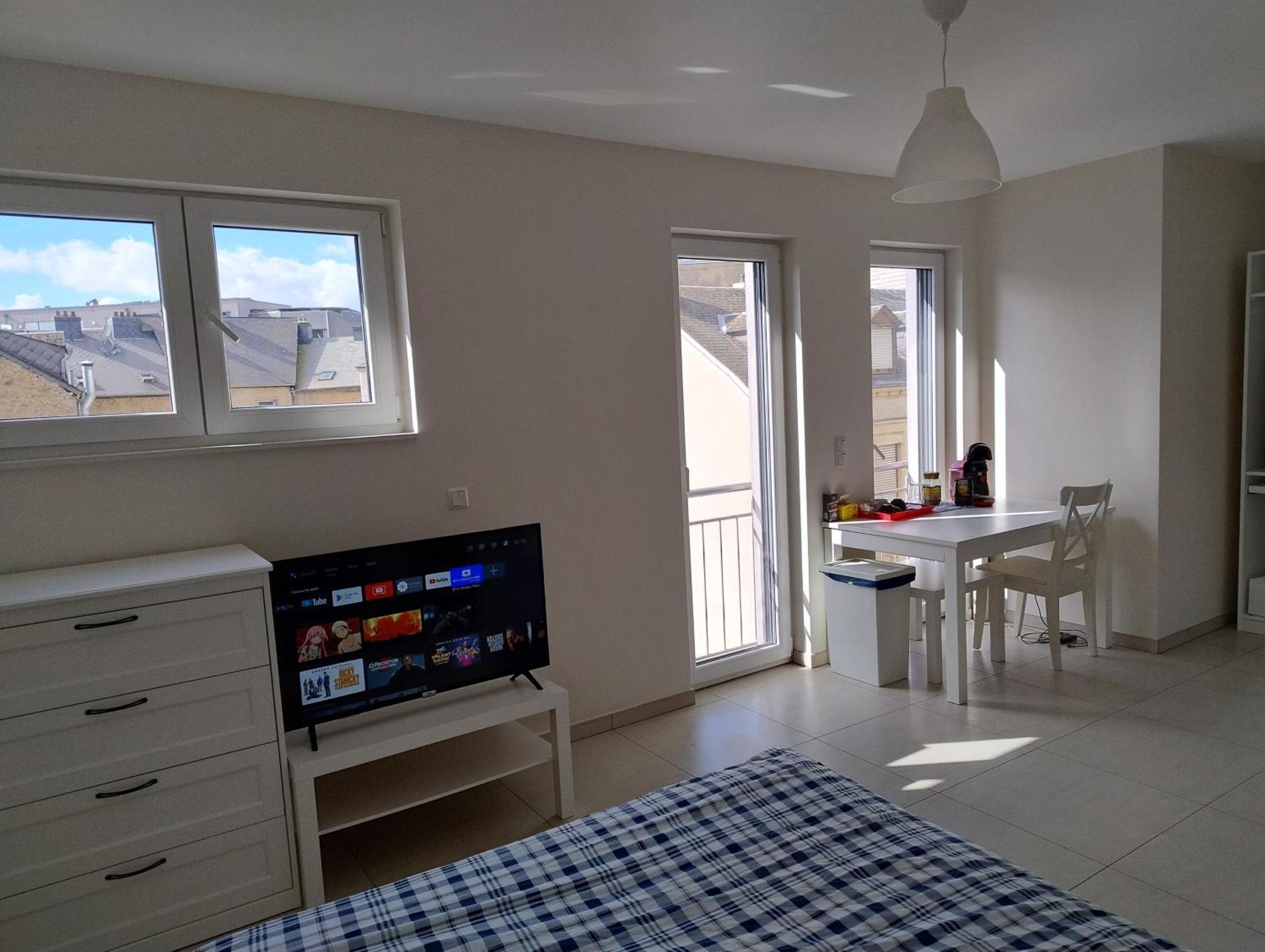 Elegant - Steps From Train Station Appartement